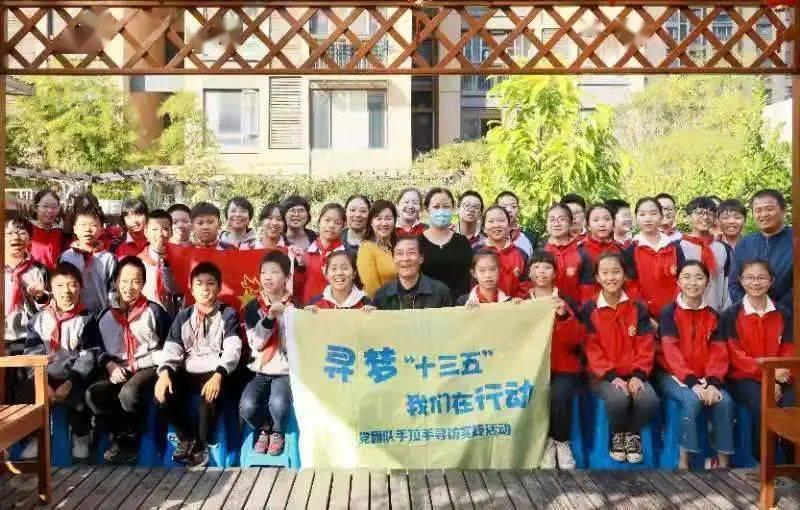 章子怡穿着亮片旗袍，气质优雅动人，什么样的人才能穿出旗袍的优雅？